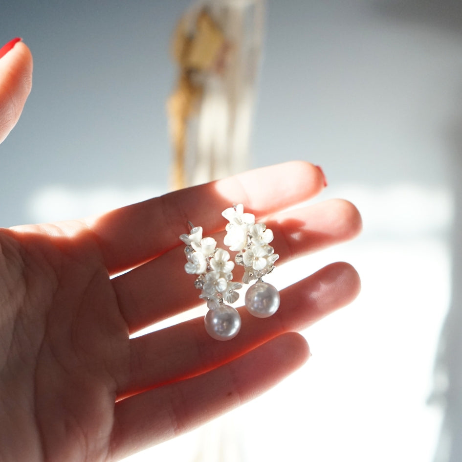 Boucles d’oreilles perles blanches et fleurs
