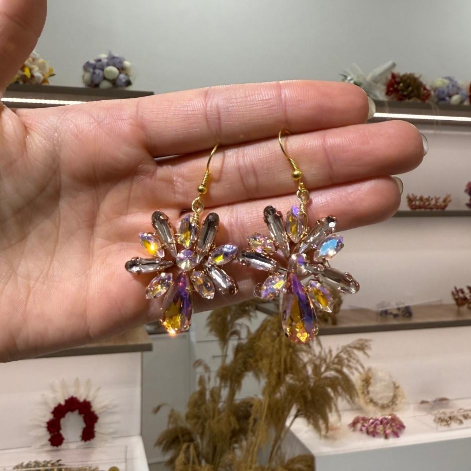 Boucles d'oreilles en cristal violet, design floral élégant