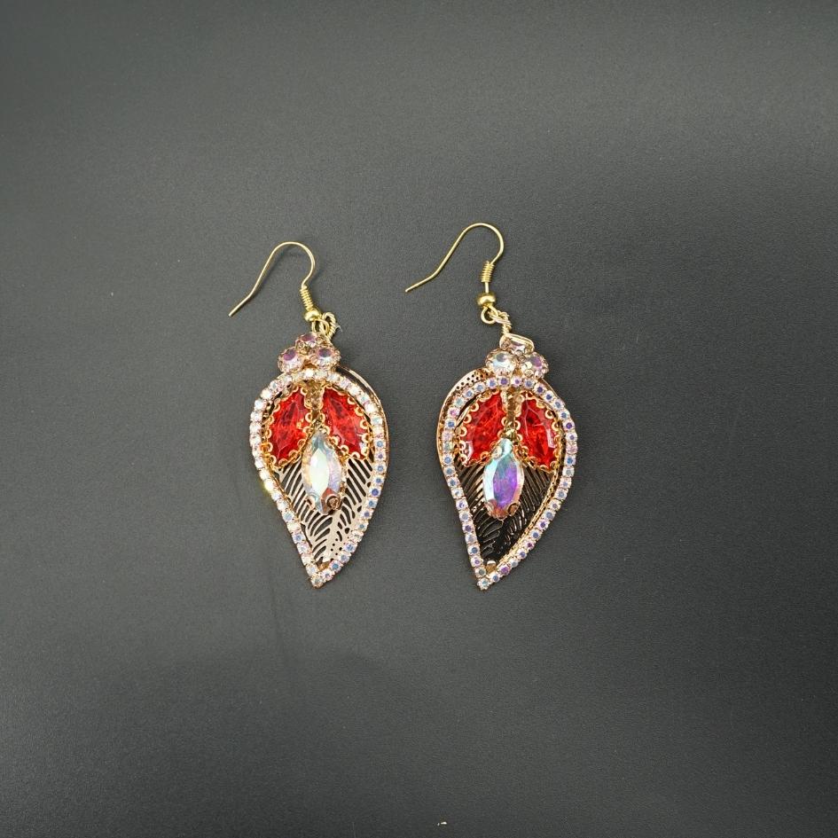 Boucles d'oreilles en cristal rouge et doré, design élégant