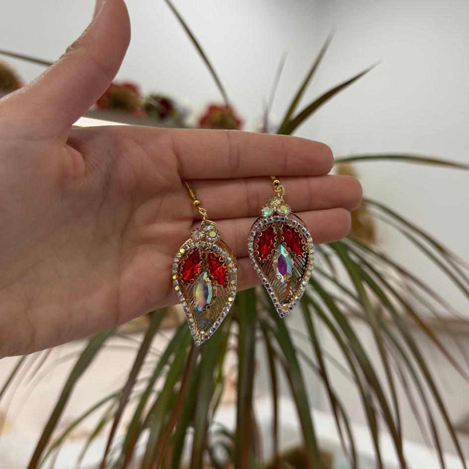 Boucles d'oreilles en cristal rouge et doré, design élégant