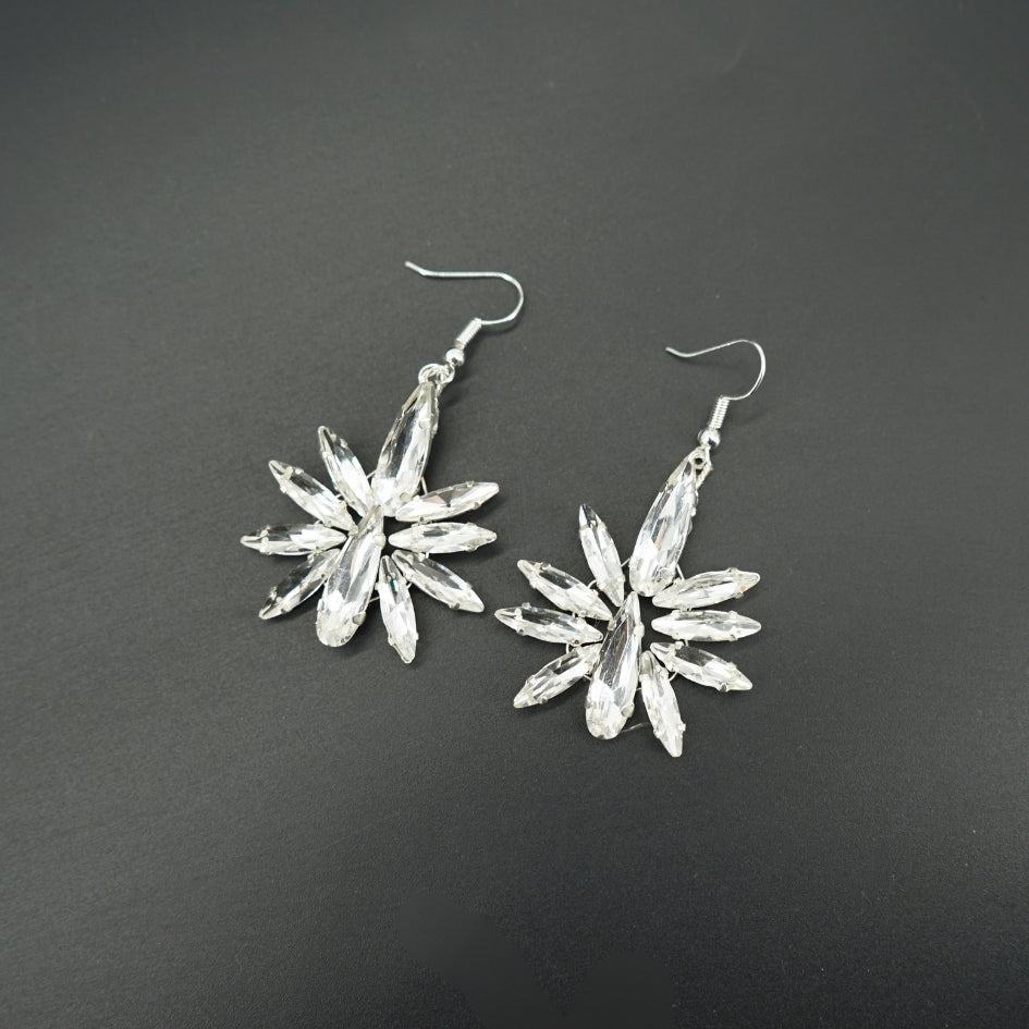 Boucles d'oreilles blanc avec design floral en strass