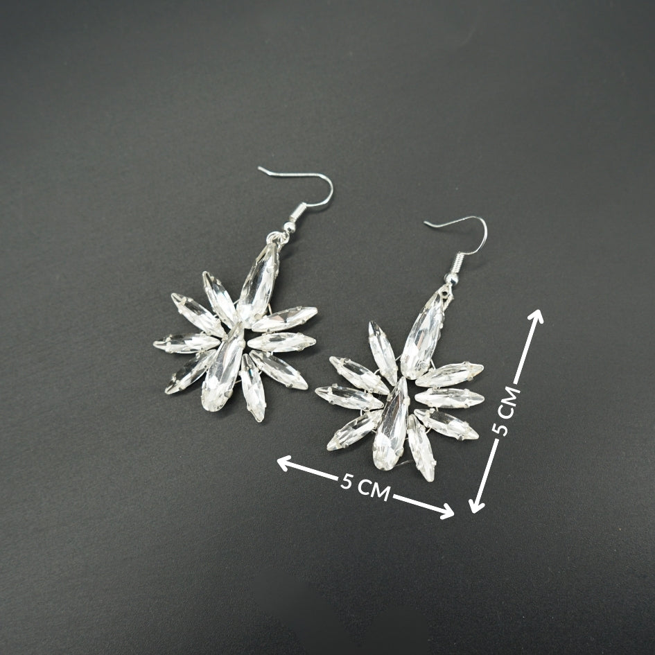 Boucles d'oreilles blanc avec design floral en strass