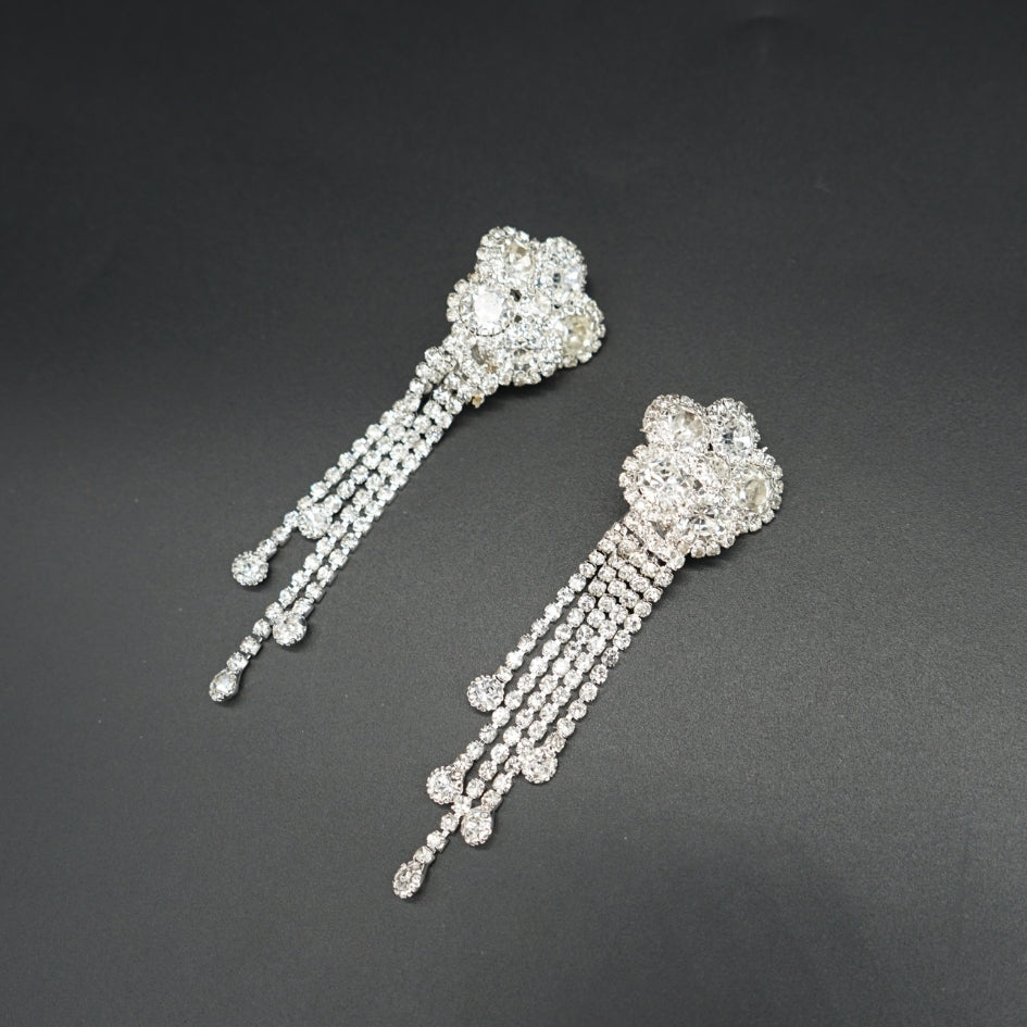 Boucles d'oreilles longues en strass argenté - Bijoux élégants pour femme