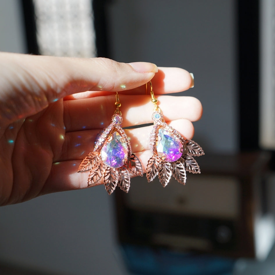 Boucles d’oreilles pendantes en cristal irisé et feuilles