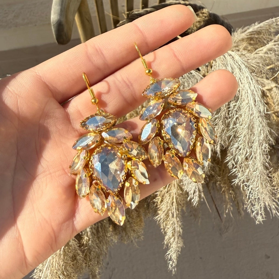 Boucles d'oreilles pendantes en strass doré – Bijou élégant pour soirée et mariage