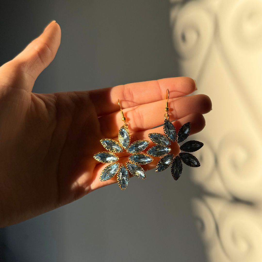 Boucles d'oreilles scintillantes avec design floral en strass bleu ciel