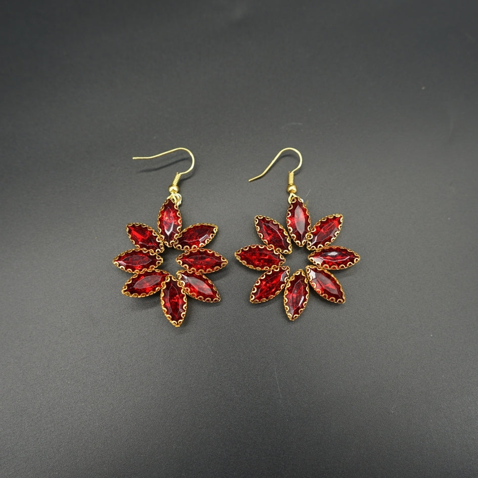 Boucles d'oreilles scintillantes avec design floral en strass rouge vif