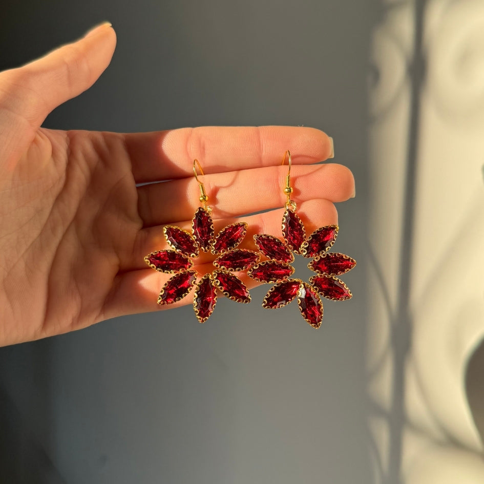 Boucles d'oreilles scintillantes avec design floral en strass rouge vif