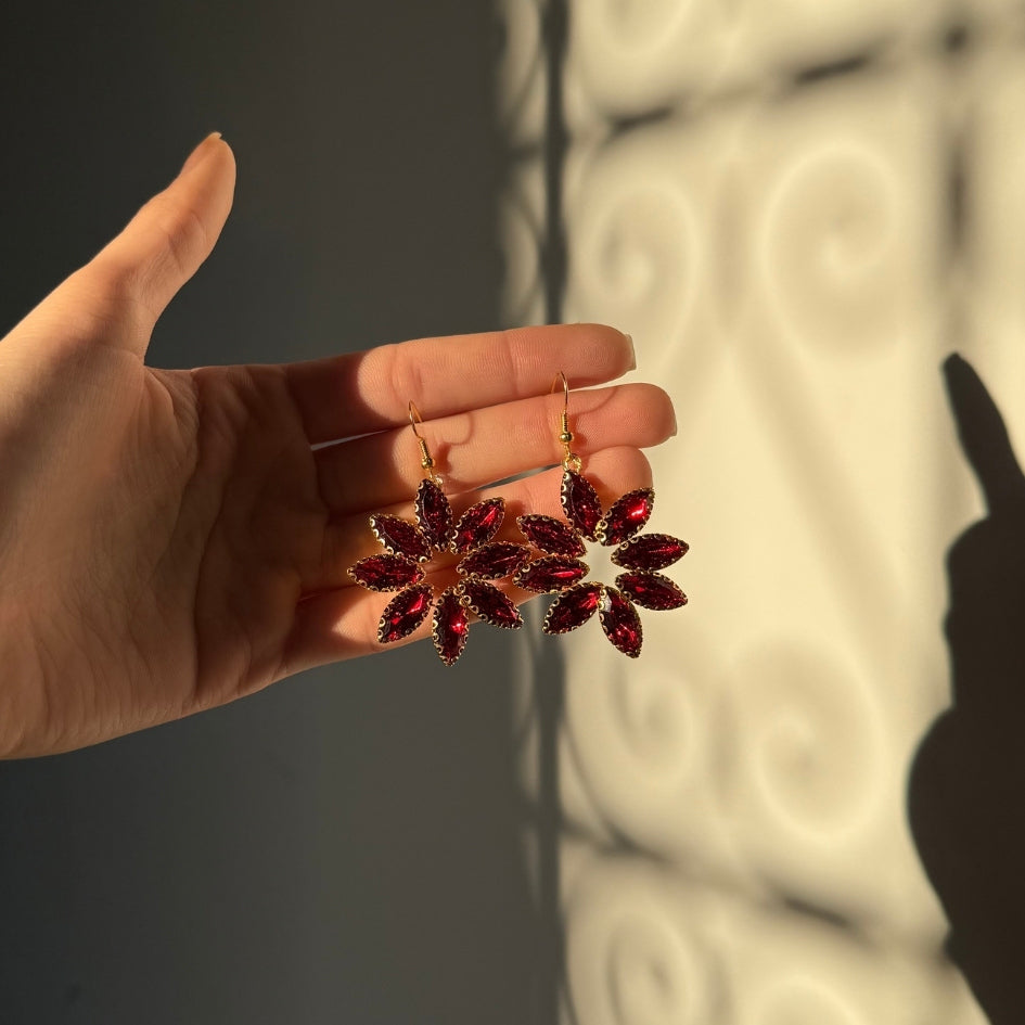 Boucles d'oreilles scintillantes avec design floral en strass rouge vif
