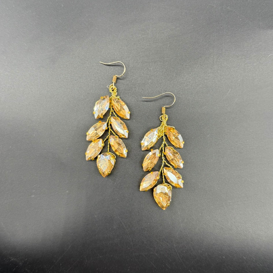 Boucles dorées longues à feuilles brillantes
