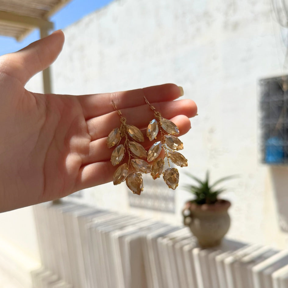 Boucles dorées longues à feuilles brillantes