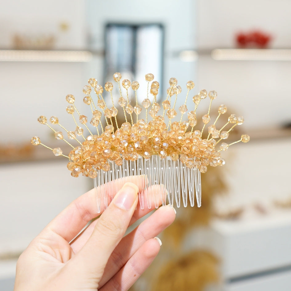 Broche dorée et beige modèle Peigne en cristal