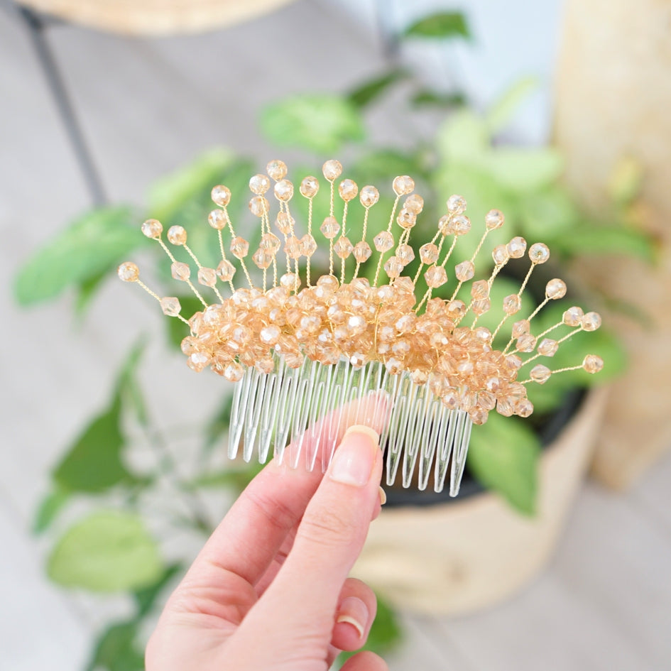 Broche dorée et beige modèle Peigne en cristal
