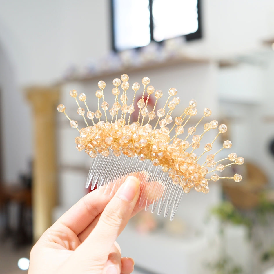 Broche dorée et beige modèle Peigne en cristal