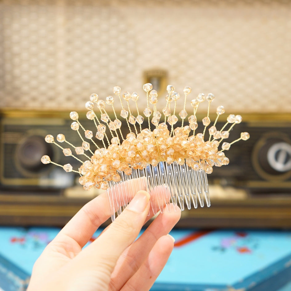 Broche dorée et beige modèle Peigne en cristal