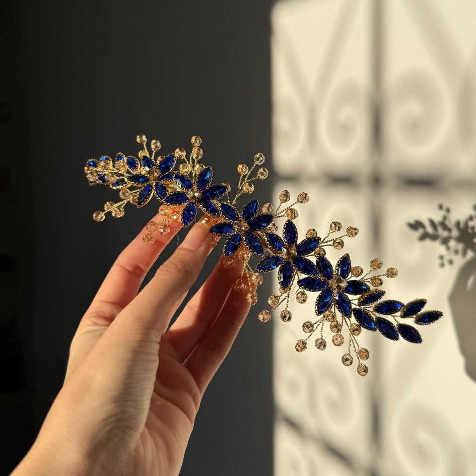 Broche à cheveux fleurs bleu roi en cristaux