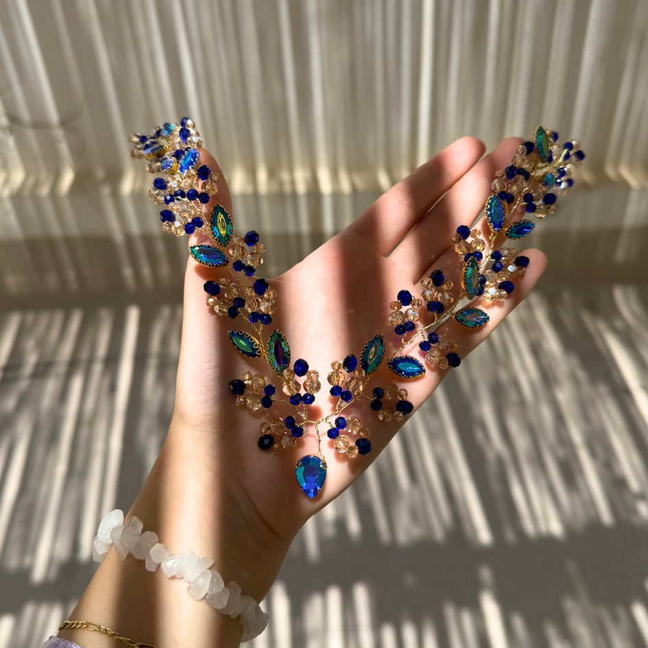 Broche bleu et doré style feuille avec cristaux et perles