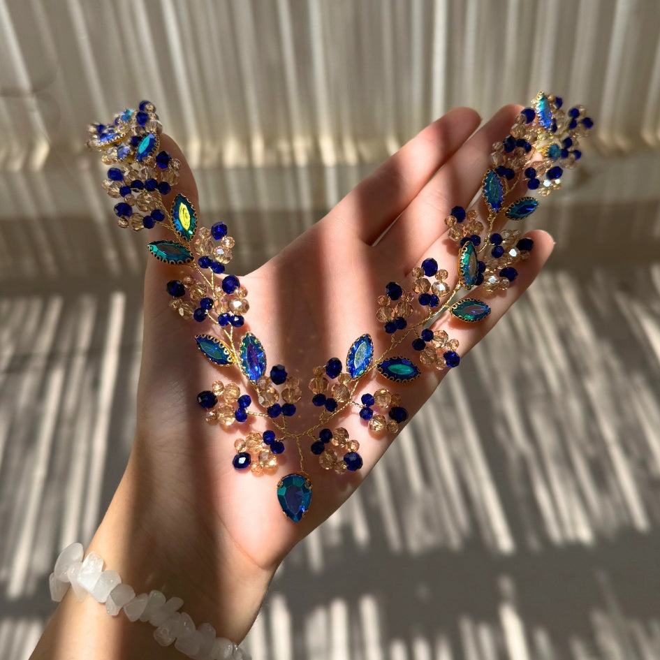 Broche bleu et doré style feuille avec cristaux et perles