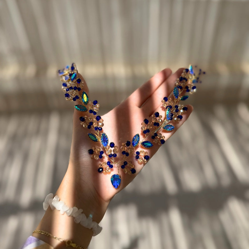 Broche bleu et doré style feuille avec cristaux et perles