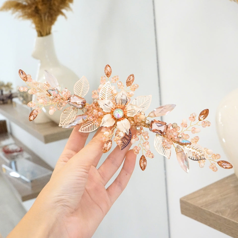 Broche de cheveux rose modelé flore