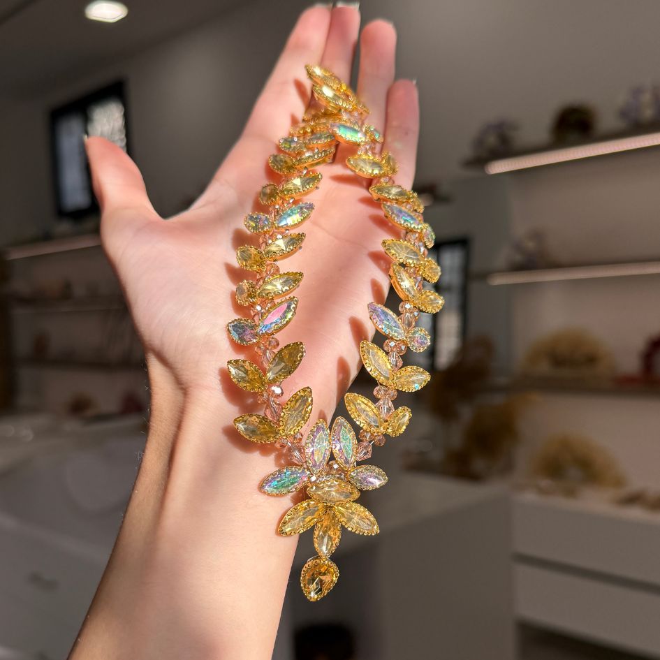 Collier doré raffiné en strass scintillants pour soirée chic