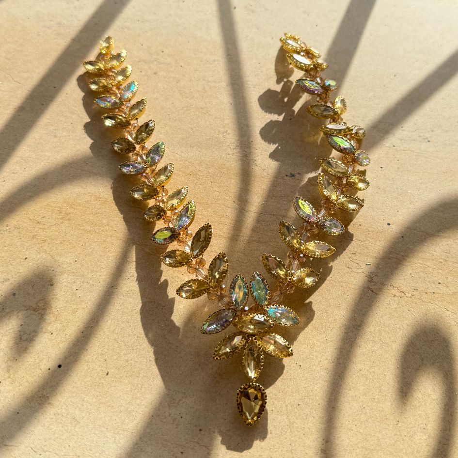 Collier doré raffiné en strass scintillants pour soirée chic