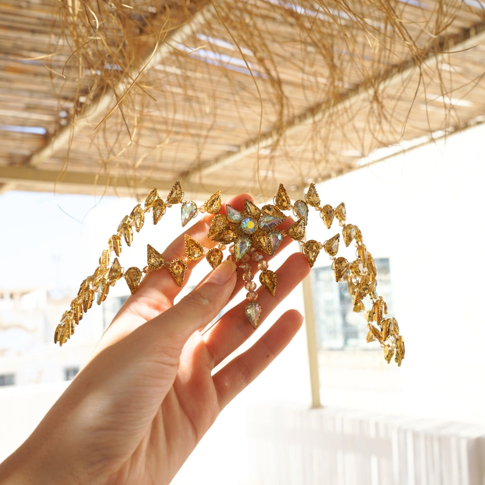 Broche dorée de cheveux pour mariage modelé fleur