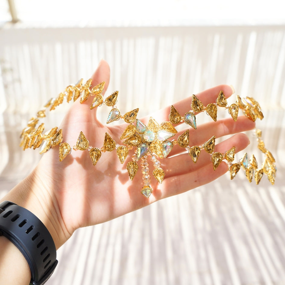 Broche dorée de cheveux pour mariage modelé fleur