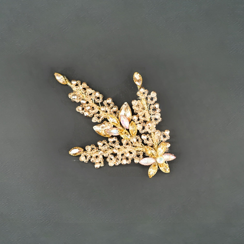 Broche dorée modelé triangulaire de mariage