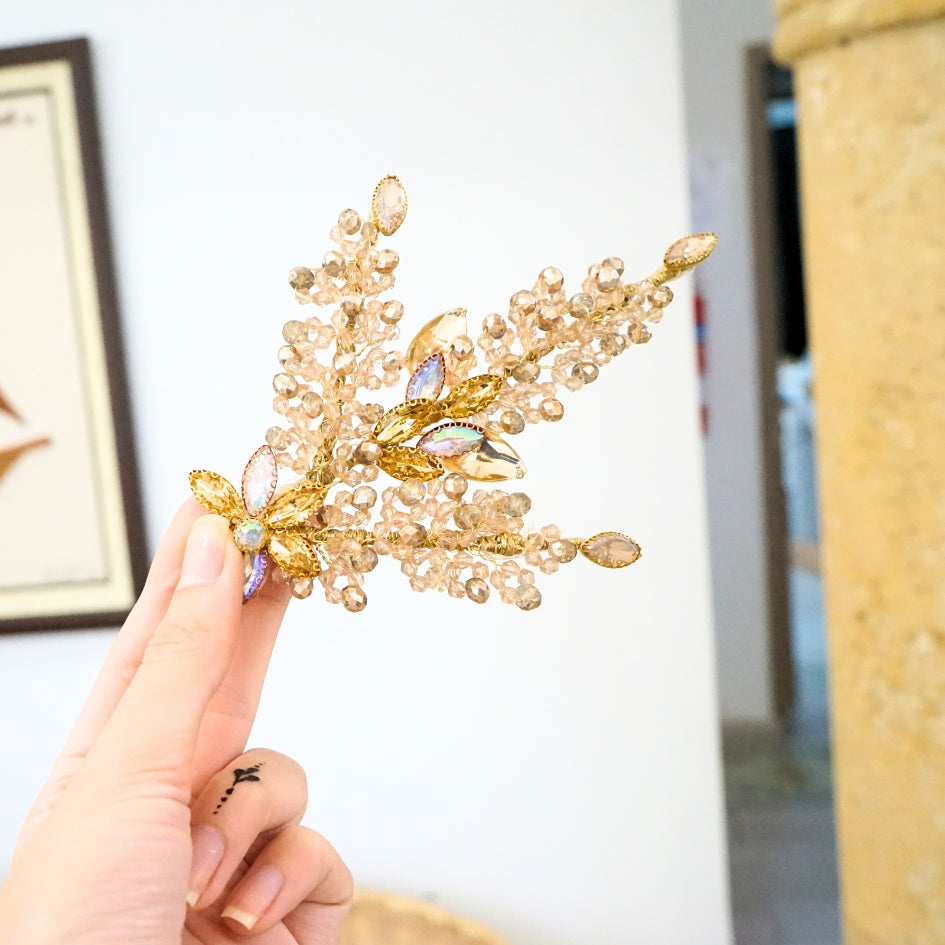 Broche dorée modelé triangulaire de mariage