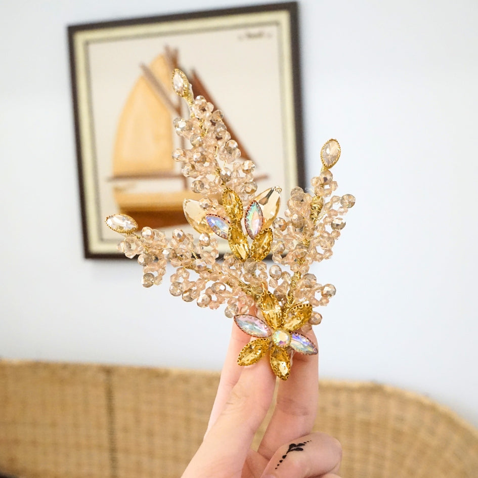 Broche dorée modelé triangulaire de mariage