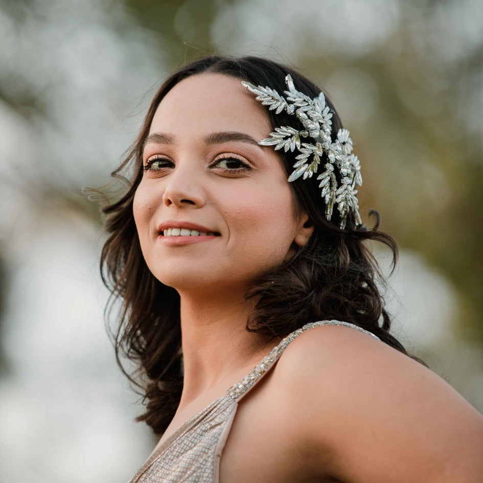 Broche en forme de feuille avec cristaux
