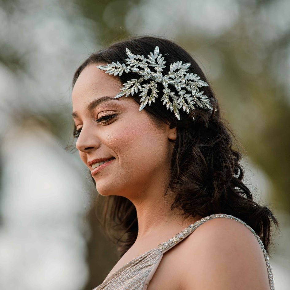 Broche en forme de feuille avec cristaux