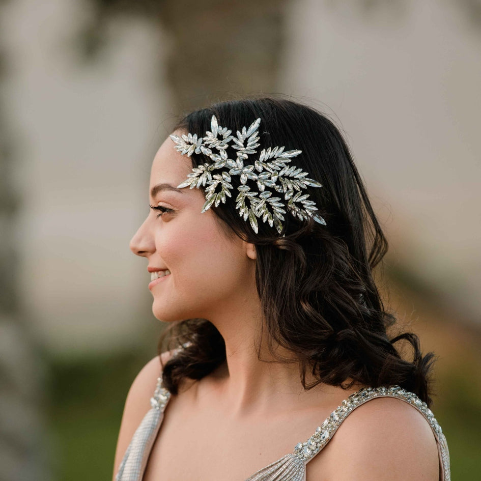 Broche en forme de feuille avec cristaux