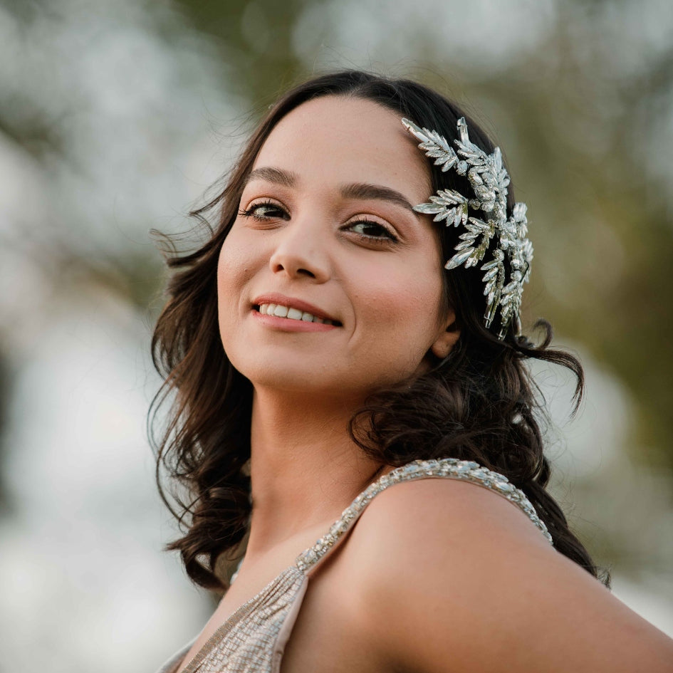 Broche en forme de feuille avec cristaux