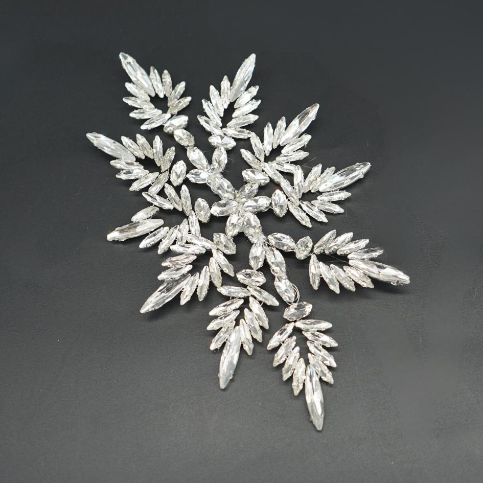 Broche en forme de feuille avec cristaux