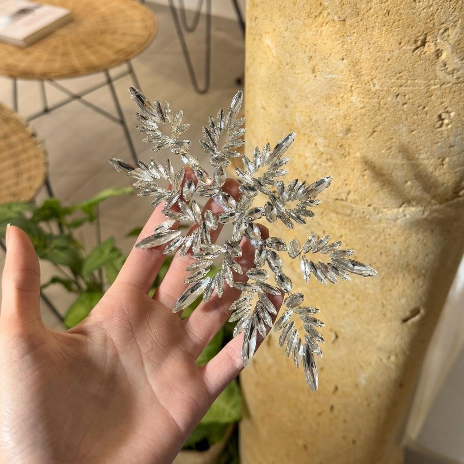 Broche en forme de feuille avec cristaux