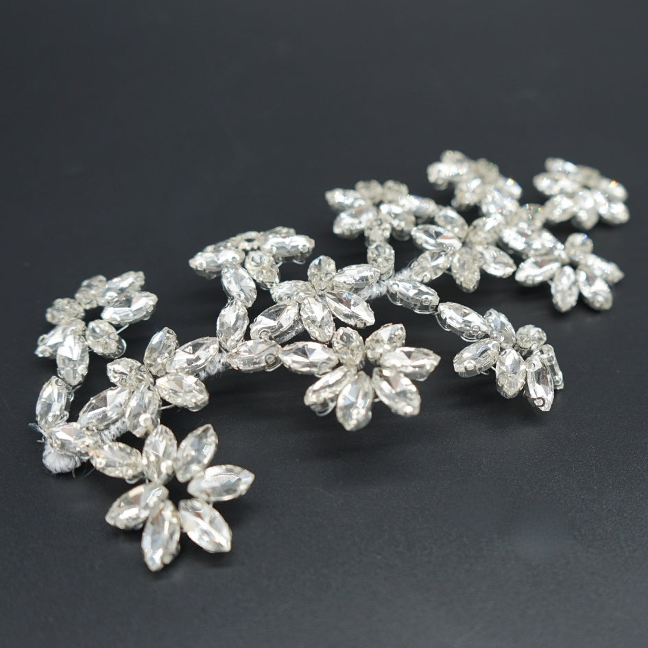 Broche en forme de feuille avec cristaux blanche
