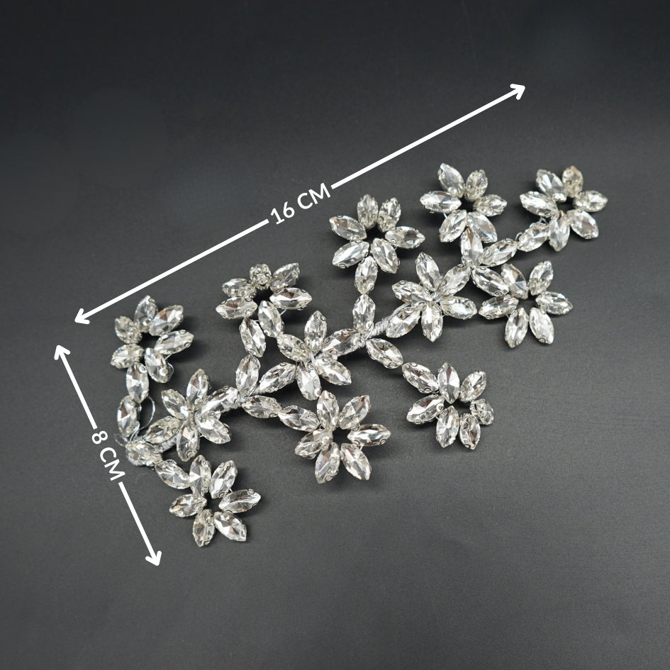 Broche en forme de feuille avec cristaux blanche