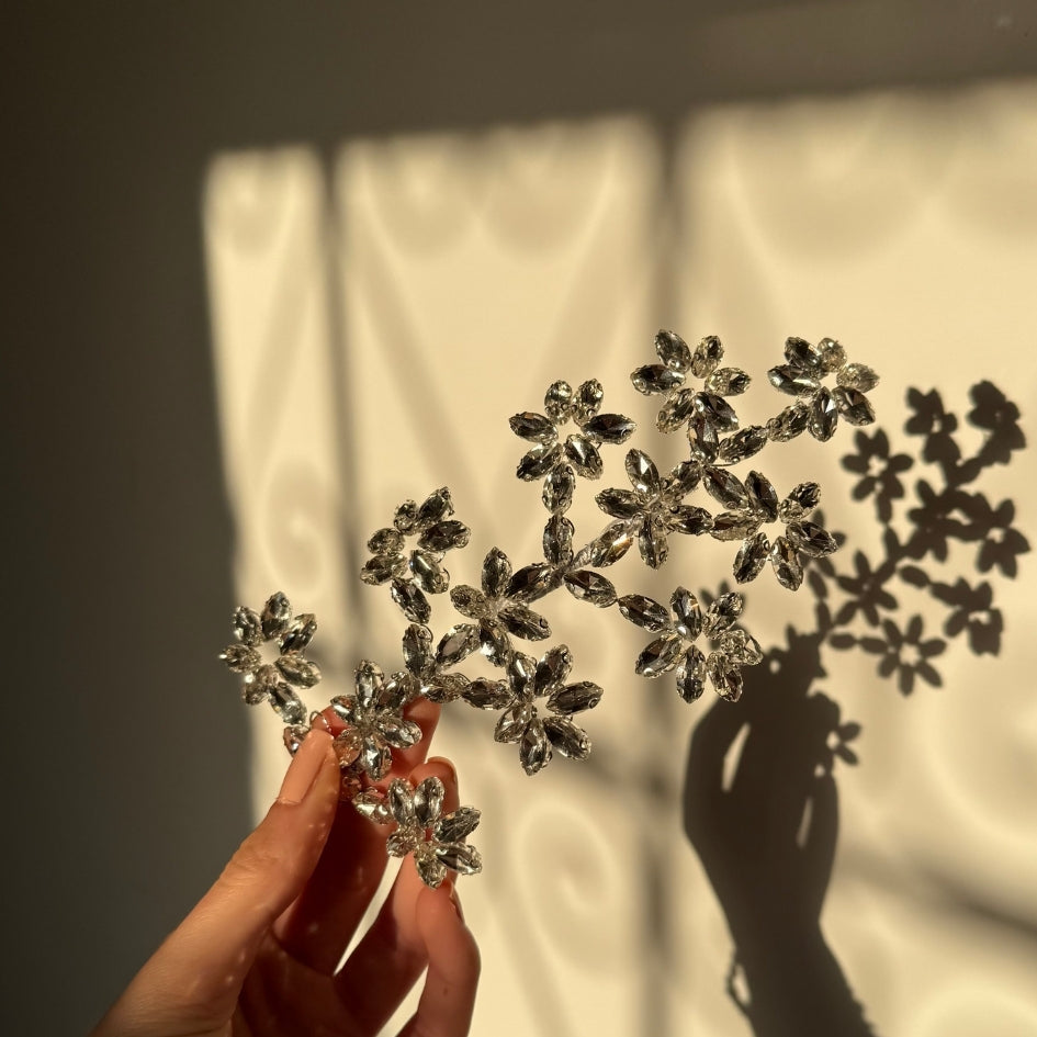 Broche en forme de feuille avec cristaux blanche
