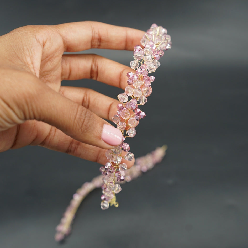 Broche florale rose en perles cristallines – Accessoire fait main pour mariage et cérémonie