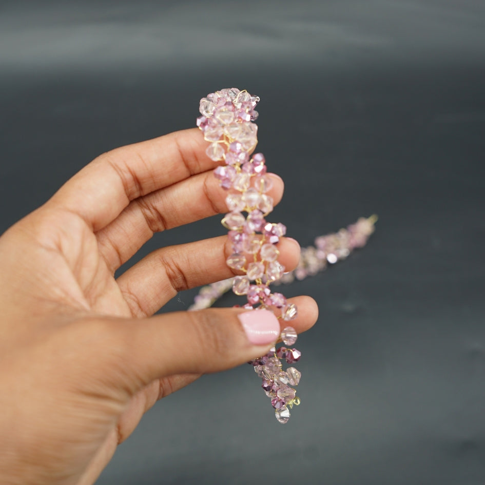 Broche florale rose en perles cristallines – Accessoire fait main pour mariage et cérémonie
