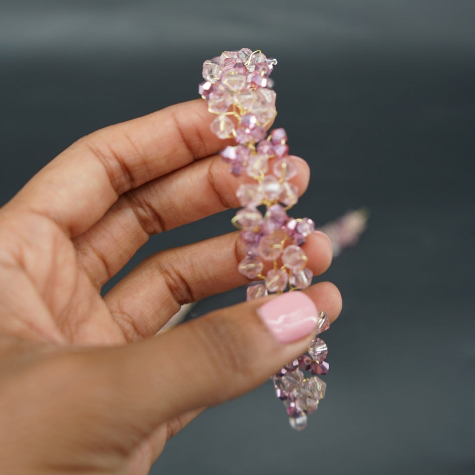 Broche florale rose en perles cristallines – Accessoire fait main pour mariage et cérémonie