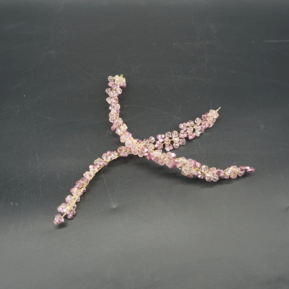 Broche florale rose en perles cristallines – Accessoire fait main pour mariage et cérémonie