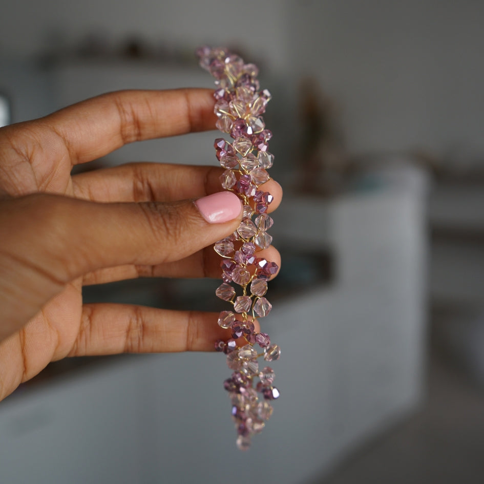 Broche florale rose en perles cristallines – Accessoire fait main pour mariage et cérémonie