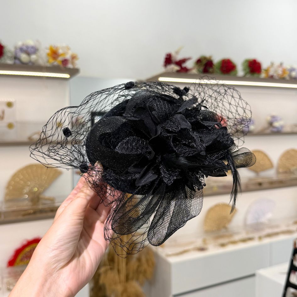 Chapeau de cérémonie noir avec voile et fleurs
