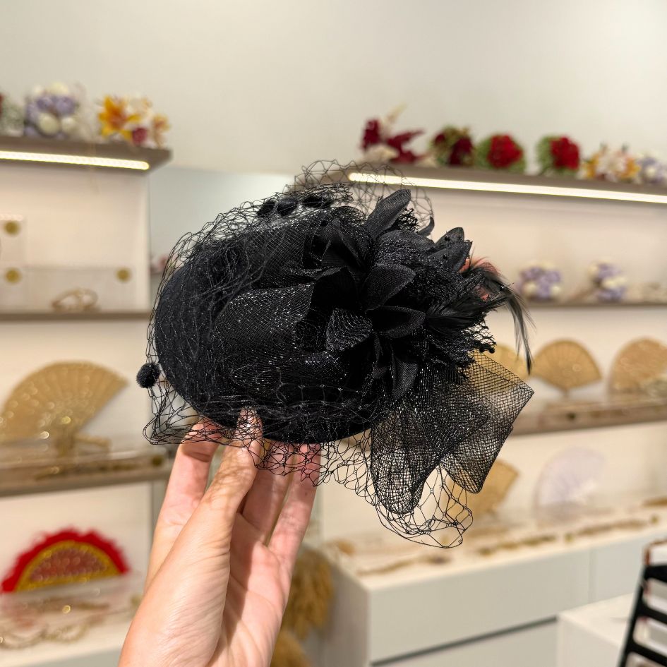 Chapeau de cérémonie noir avec voile et fleurs
