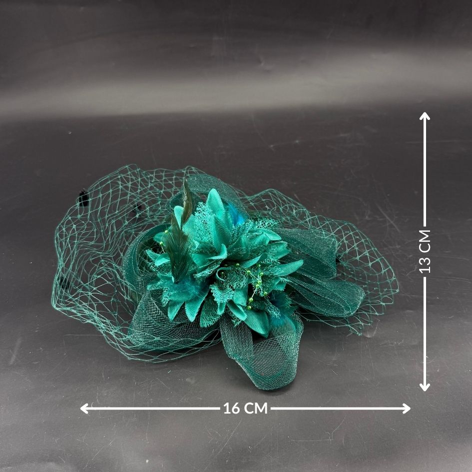 Chapeau de cérémonie vert émeraude avec voile et fleurs