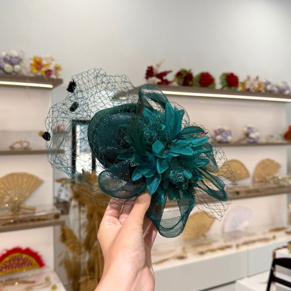 Chapeau de cérémonie vert émeraude avec voile et fleurs