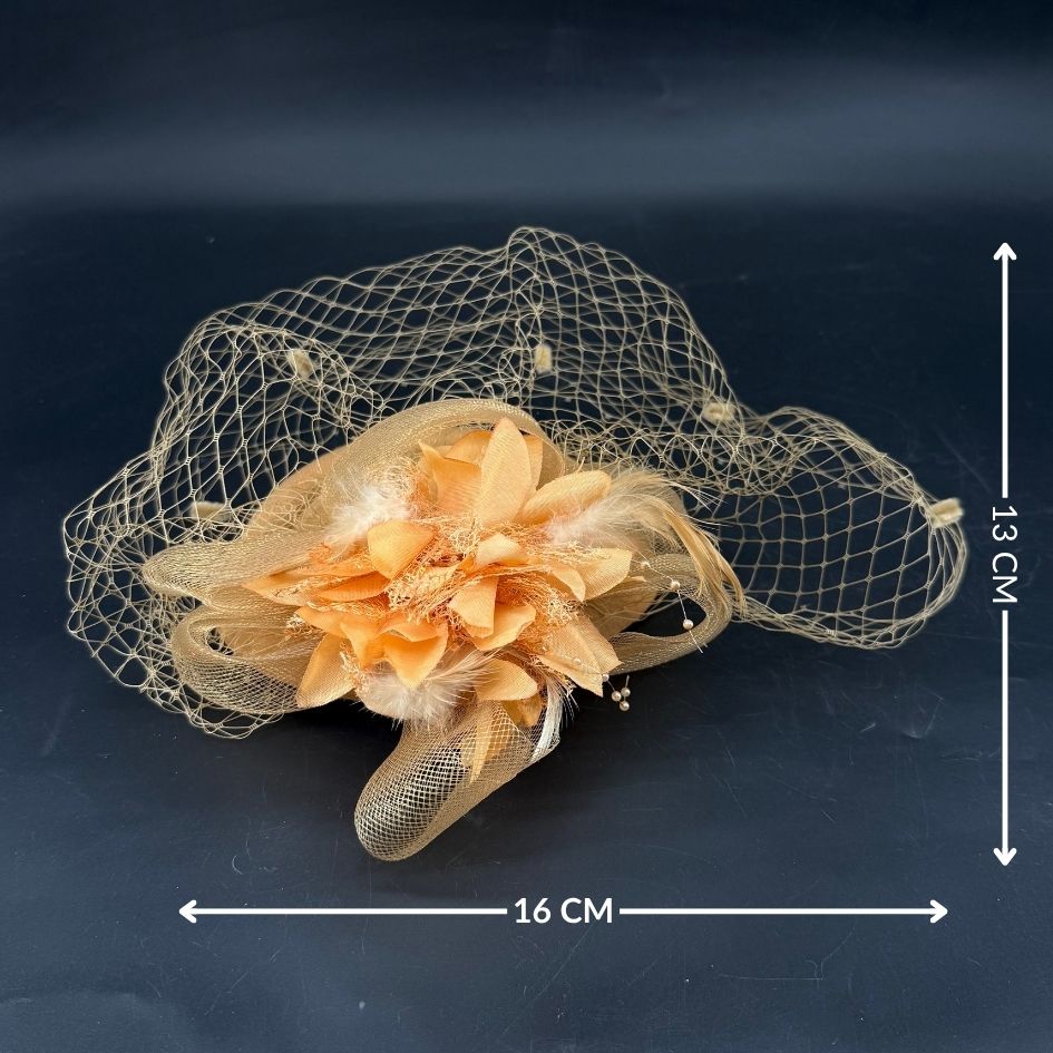 Chapeau de cérémonie champagne avec voile et fleurs